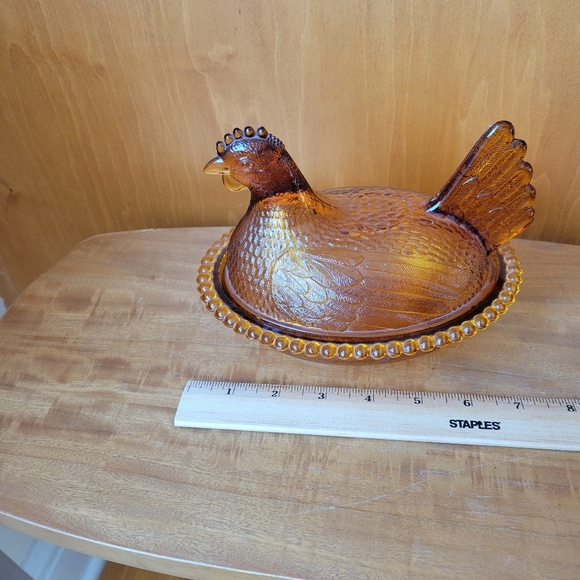 VINTAGE AMBER GLASS COLORED HEN ON A NEST. - Picture 6 of 7